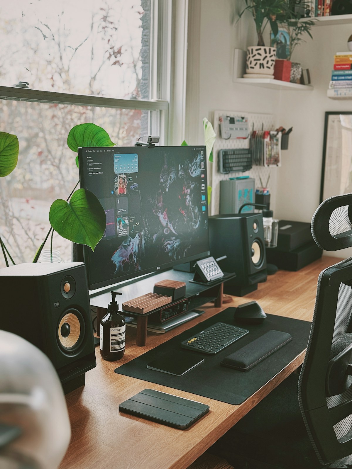 Bancada de trabalho com objetos pessoais, referência de inspiração