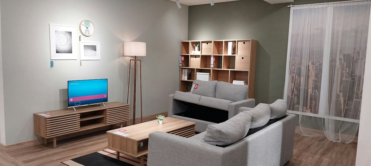 Referência de sala com rack e estante, fotografada por celular